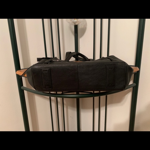 Black All Leather Tote w Zipper Tote Tahari - Picture 6 of 6